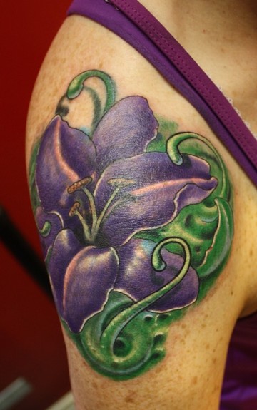 Ty McEwen - bio-organic lilly flower tattoo